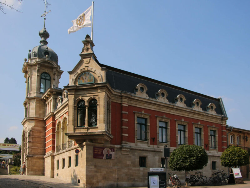 Gebäude der Rotkäppchen Kelterei. Ein Backsteinbau mit Erker und wehender Firmenfahne.