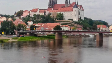 Das Bild zeigt die Albrechtsburg Meißen in Meißen, wie sie über der Elbe thront.